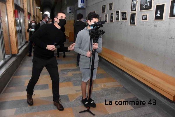 Frédéric Florin avec un lycéen pour un reportage vidéo sur la visite du recteur|||||||||||||||||||
