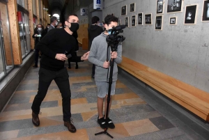 Frédéric Florin avec un lycéen pour un reportage vidéo sur la visite du recteur