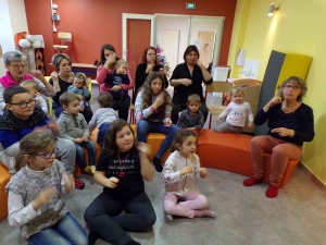 Saint-Pal-de-Chalencon : « Petit Papa Noël » appris en langue des signes