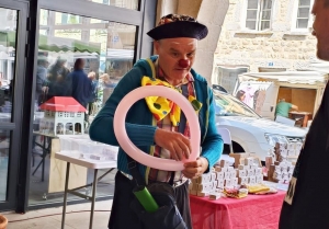 Saint-Didier-en-Velay : des marchands, des créateurs... et un clown pour le marché animé