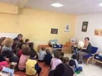 Tence : les enfants de maternelle à la bibliothèque pour parler des câlins
