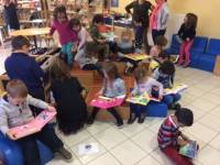 Tence : les enfants de maternelle à la bibliothèque pour parler des câlins