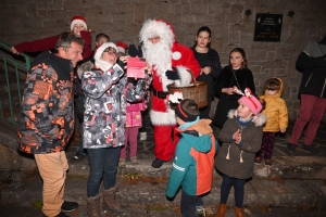 Les Estables : le Père Noël pris d&#039;assaut à son arrivée sur le toit de la Haute-Loire