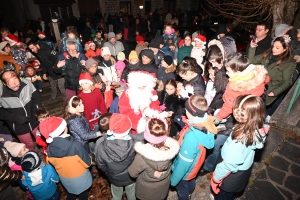Les Estables : le Père Noël pris d&#039;assaut à son arrivée sur le toit de la Haute-Loire