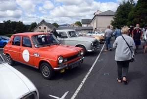 Chambon-sur-Lignon : embouteillage de voitures anciennes sur la place des Balayes