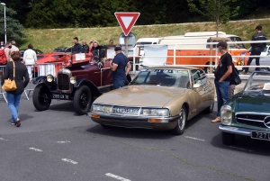 Chambon-sur-Lignon : embouteillage de voitures anciennes sur la place des Balayes