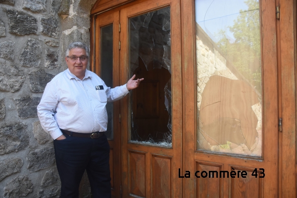 Le maire du Chambon, Jean-Michel Eyraud, déplore toutes les dégradations.||