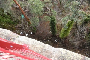 Saint-Julien-du-Pinet : des déchets jetés par-dessus le viaduc sur la voie verte