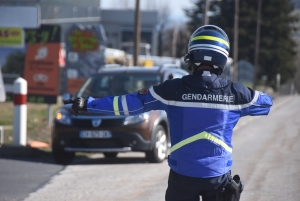 Coronavirus : les gendarmes intensifient les contrôles de vitesse et des attestations