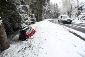 Plusieurs accidents sur les routes enneigées jeudi en Haute-Loire