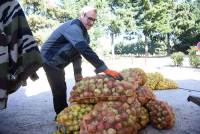 Bas-en-Basset : on se presse au camion pour transformer ses pommes en jus