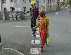 Beauzac : vêtements colorés et objets bruyants dans les rues pour le Carnaval