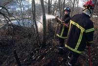 Queyrières : il vide un extincteur sur un feu de broussailles avant l&#039;arrivée des pompiers