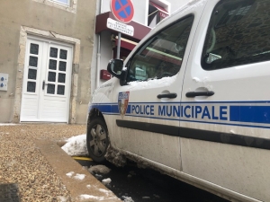 Devant le local de la police municipale d&#039;Yssingeaux