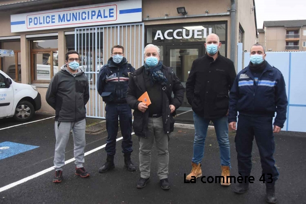 Lors de la visite à Monistrol-sur-Loire|Devant le local de la police municipale d&#039;Yssingeaux||