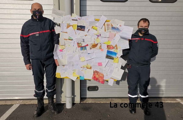 Laurent Machabert, président de l&#039;Amicale, et Pierre-Emmanuel Bruhat, membre du bureau de l&#039;amicale, avec tous les messages de soutien qui ont accompagné l&#039;envoi d&#039;argent pour les calendriers des pompiers.||