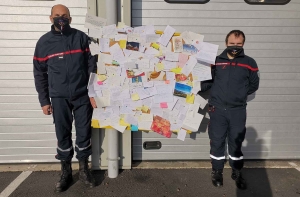 Laurent Machabert, président de l&#039;Amicale, et Pierre-Emmanuel Bruhat, membre du bureau de l&#039;amicale, avec tous les messages de soutien qui ont accompagné l&#039;envoi d&#039;argent pour les calendriers des pompiers.||