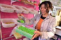 Samia Charra vend des bonbons sans gluten à Yssingeaux.