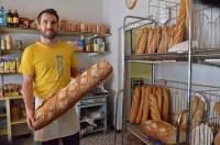 Frédéric Mazzarese fait du pain sans gluten pour quelques clients du village.