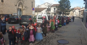 Saint-Ferréol-d&#039;Auroure : les écoliers troquent les masques chirurgicaux contre ceux de Carnaval