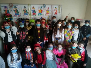 Saint-Ferréol-d&#039;Auroure : les écoliers troquent les masques chirurgicaux contre ceux de Carnaval