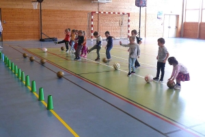 Grazac : les écoliers apprennent à manier le ballon rond