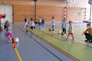 Grazac : les écoliers apprennent à manier le ballon rond