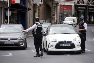 Puy-en-Velay : la police vérifie les attestations autant des voitures que des piétons (vidéo)