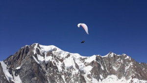 Pierre-Julien Jouve s&#039;est posé en parapente au sommet du Mont-Blanc