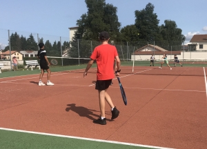 Une première fête du tennis à Montfaucon sous le soleil