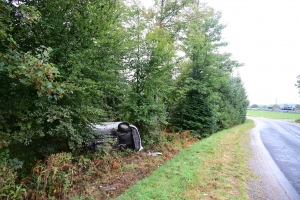 Saint-Romain-Lachalm : la voiture finit sur le flanc contre un arbre