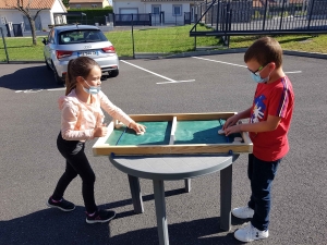 Les CE1-CE2 de l’école publique de Saint-Maurice-de-Lignon jouent avec les résidents du Bel Age