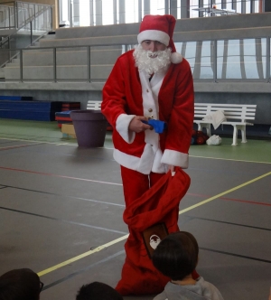 Monistrol-sur-Loire : le Père Noël est passé au gymnase pour les handballeurs