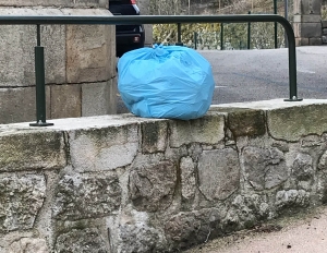 Montfaucon-en-Velay : le sac doit être mis dans la poubelle, pas à côté