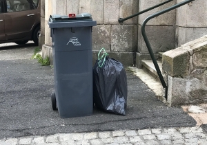 Montfaucon-en-Velay : le sac doit être mis dans la poubelle, pas à côté