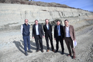 Emmanuel Bernard (à droite), PDG d&#039;Argile du Velay, au côté des représentants de l&#039;INPI et de RhônApi (à gauche), premier IG de minéraux en AURA