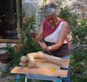 Saint-Julien-Molhesabate : des cours de sculpture sur terre (argile), bois et pierre avec Brigitte Bertholon