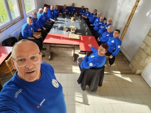 Montfaucon-en-Velay : les 22 joueurs de pétanque ont reçu leurs premières tenues