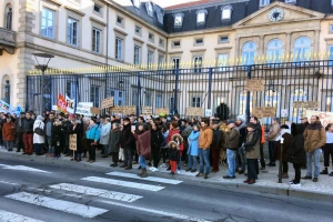 Puy-en-Velay : un rassemblement devant la préfecture en soutien à deux familles menacées d&#039;expulsion