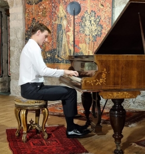Devesset : 70 spectateurs conquis par le pianiste Gaspard Dehaene