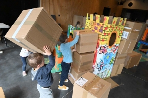 Montfaucon-en-Velay : des décors en carton créés par les enfants et pour les enfants