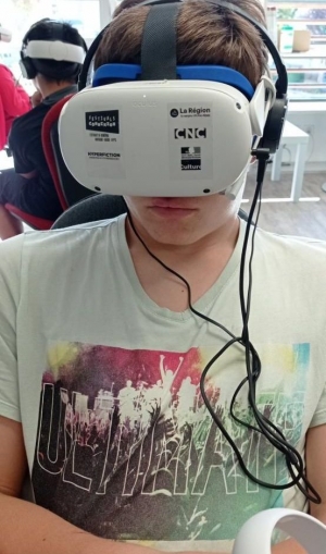 Séance réalité virtuelle avec le club ados Crédit DR