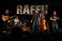 Monistrol-sur-Loire : le groupe Raffu accompagné sur scène par des collégiens