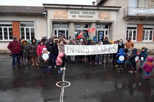 Saint-Jeures : les parents d&#039;élèves bloquent les deux écoles du village