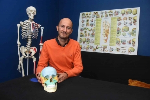 Monistrol-sur-Loire : le somatopathe Julien Tournier fait parler les os du crâne