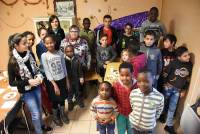 Les enfants fêtent Noël au Secours catholique