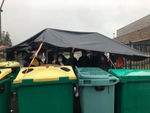 Même sous la pluie, le blocus des lycéens continue à Yssingeaux