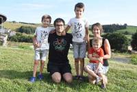 Pierre-Julien et Aline Jouve avec leurs trois enfants : Paul, 7 ans, Léo, 9 ans, et Charlie, 3 ans.