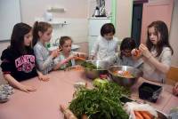 Monistrol-sur-Loire : les écoliers cuisinent avec le chef Julie Faverjon
