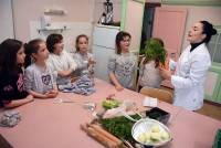 Monistrol-sur-Loire : les écoliers cuisinent avec le chef Julie Faverjon